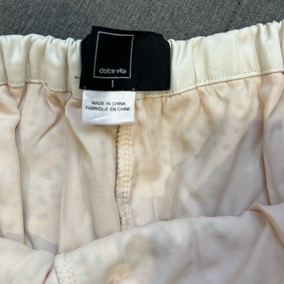 💥PRICE⬇️ DOLCE VITA • Cream faux Leather Laser Cut Out Shorts • size Large - Picture 6 of 9